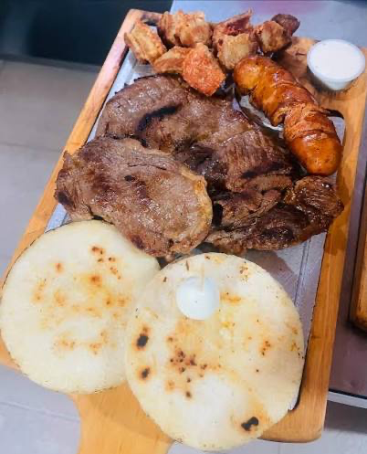 Carne asada con chorizo y arepa